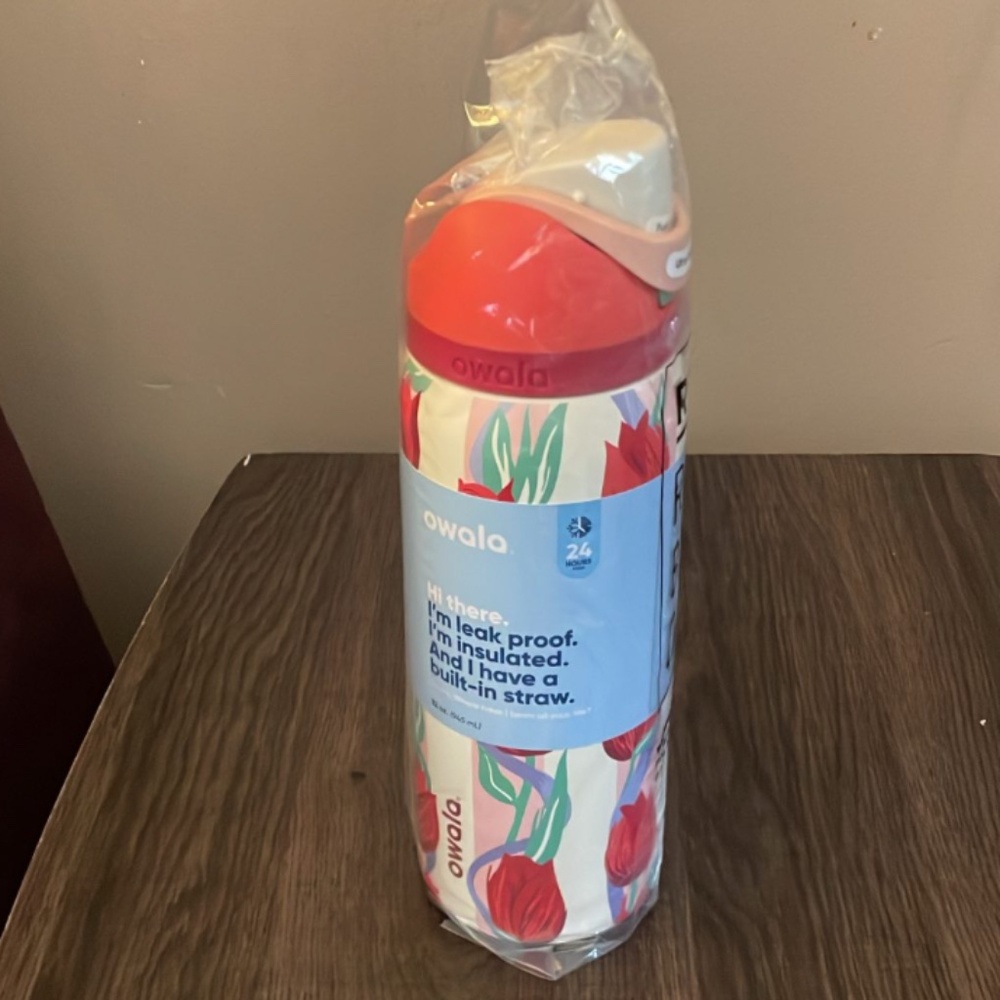Owala UO Exclusive FreeSip 32 oz Water Bottle-  Tulip Bouquet (SOLD OUT)